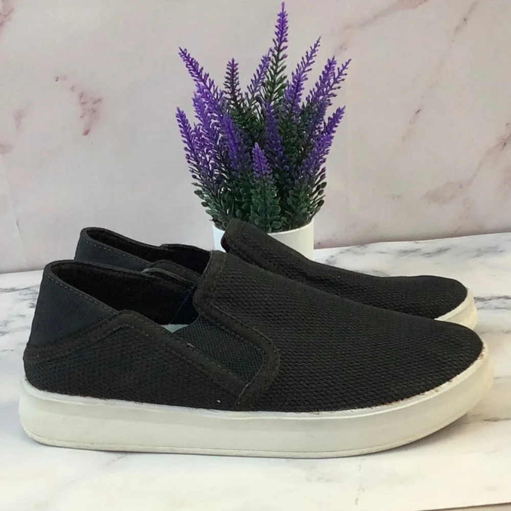 New Olukai (Olu = comfort, Kai = Ocean) Women's Slip-on shoe in Black Size 6.5